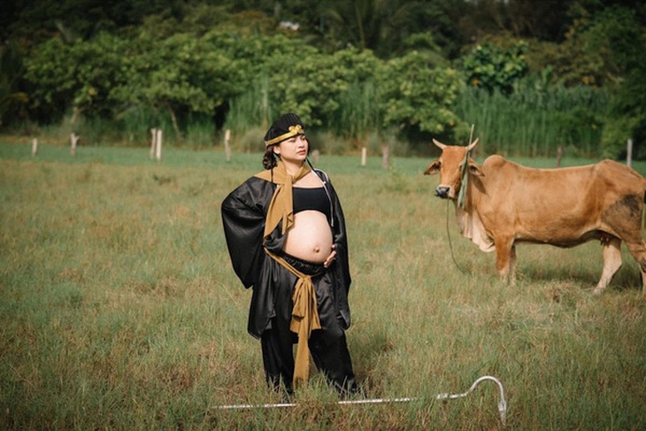 Mẹ bầu 7 tháng tung tăng vác bồ cào hóa Trư Bát Giới cực yêu - Ảnh 8.