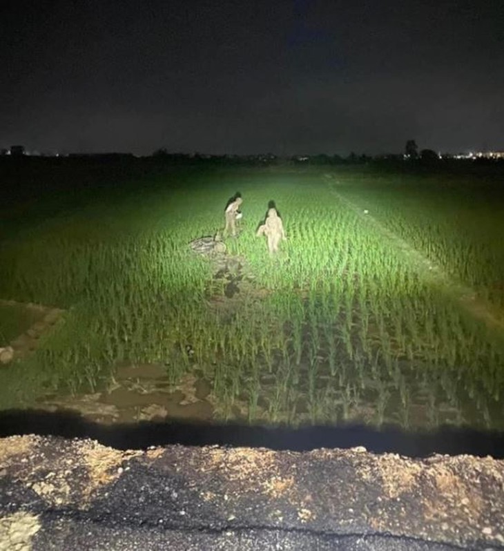 Cặp đôi lao xe máy cày nát ruộng lúa, mặt mũi nhuộm bùn nhận không ra - Ảnh 2.