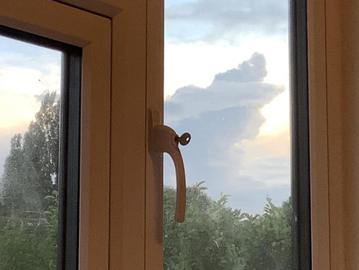 Nữ hoàng Elizabeth II băng hà, bầu trời nước Anh xuất hiện nhiều điều kỳ lạ - Ảnh 3.