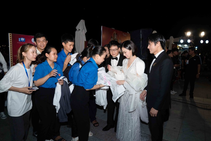 Ca sĩ tỉ phú Hà Phương được hai tài tử ‘chăm sóc tận tình’ trên thảm đỏ Cánh diều vàng - Ảnh 4.