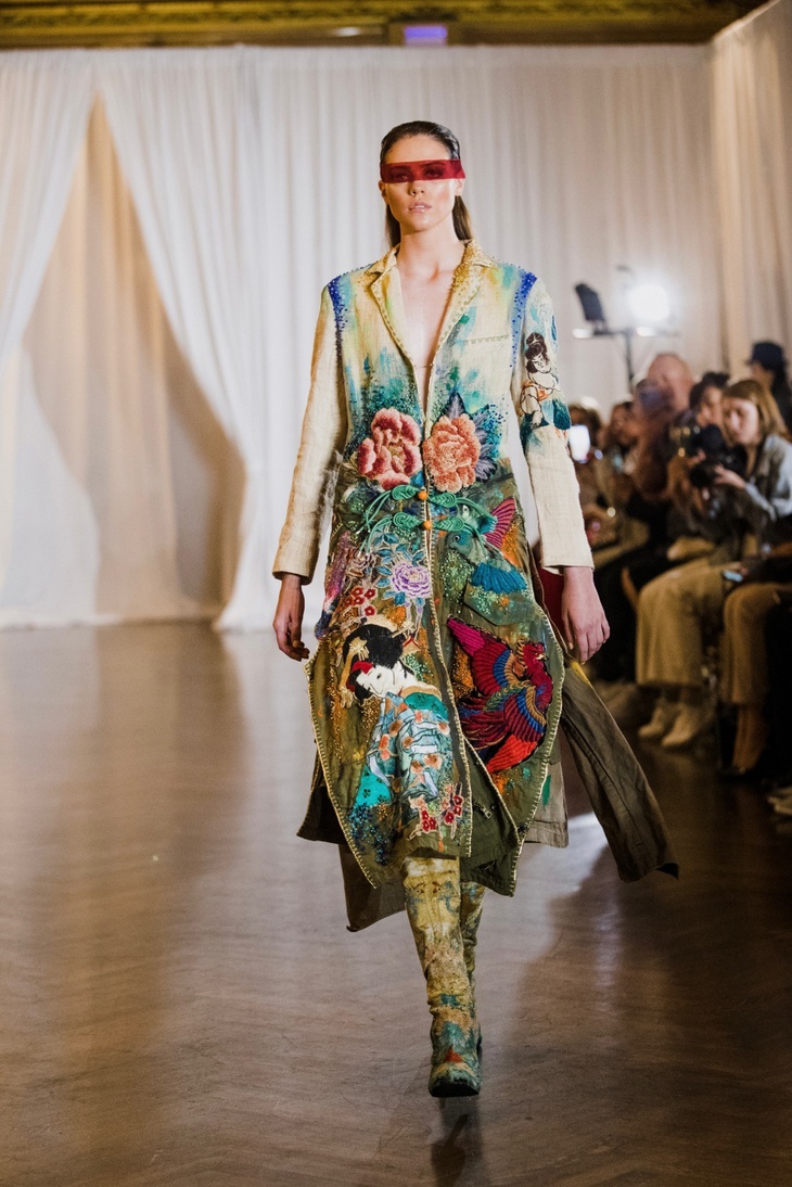 Hoa hậu  Harnaaz Sandhu phấn khích xem mẫu Việt bịt mắt mặc đồ tái chế đi catwalk - Ảnh 4.