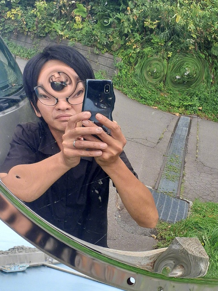 Thanh niên sống ảo cùng chiếc gương lồi lõm kỳ dị bên đường - Ảnh 4.