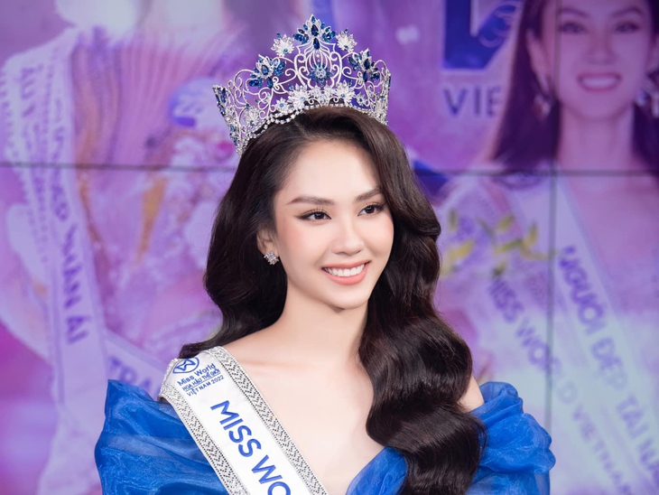 Chuyện khó tin: Hoa hậu vừa đăng quang 1 tháng đã... bán vương miện - Ảnh 1.