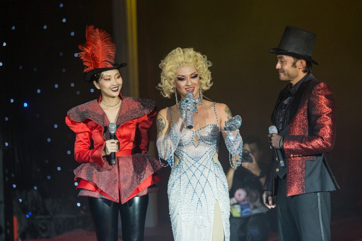 Bướm Mặt Trăng Trung Quân giả gái xinh đẹp hết hồn trong Delilah Land - Ảnh 1.