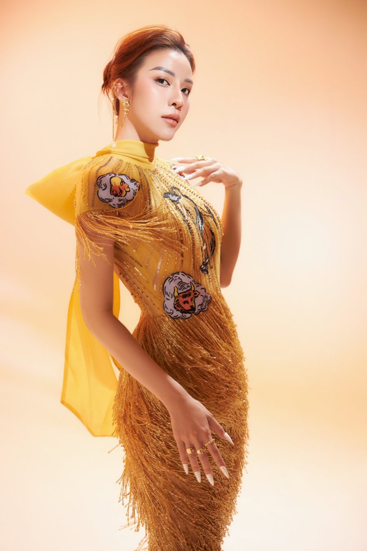 Sao nữ được yêu thích phim Duyên kiếp khoe dáng với váy tua rua rực rỡ - Ảnh 2.