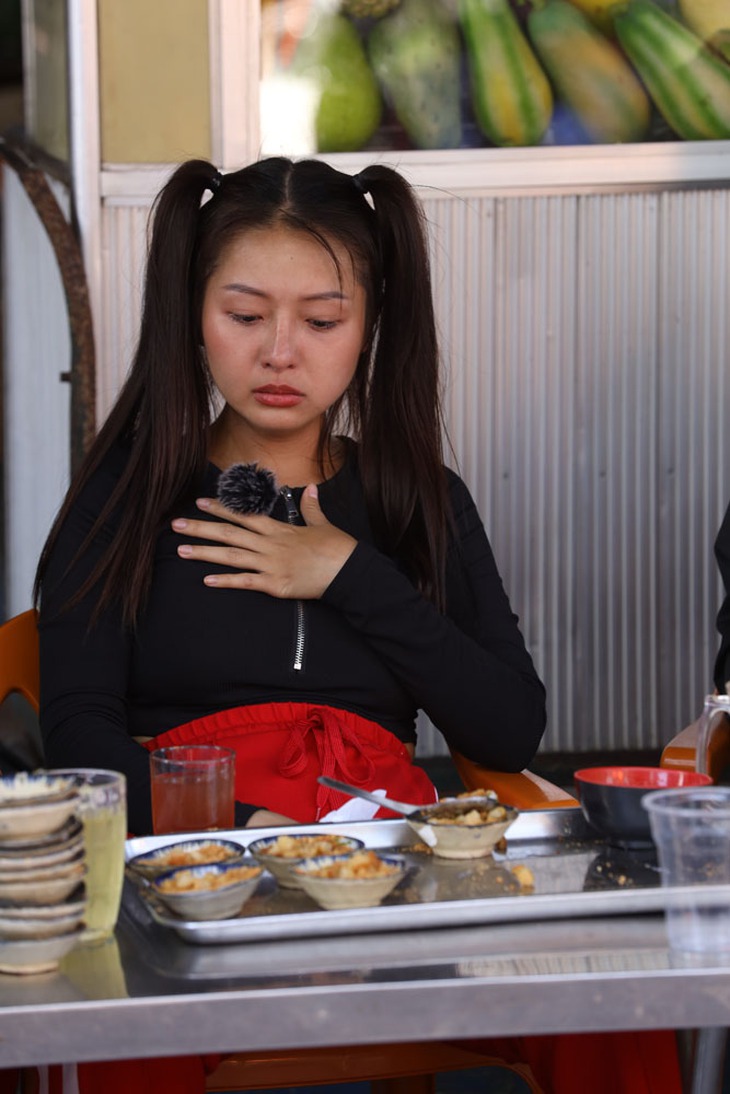 Bị thử thách ăn 100 chén chè, Phương Anh Đào bức xúc đòi... nghỉ chơi - Ảnh 4.