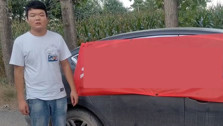 Thanh niên treo băng rôn, phát loa đòi bạn gái cũ 400 triệu đồng - Ảnh 1.