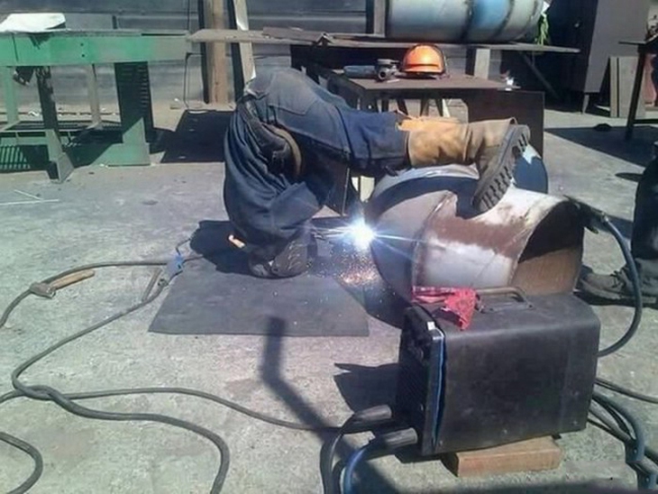 Những khoảnh khắc làm việc tréo ngoe của hội workaholic - Ảnh 2.