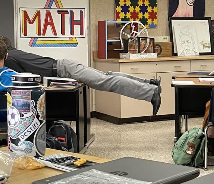 Những khoảnh khắc làm việc tréo ngoe của hội workaholic - Ảnh 7.