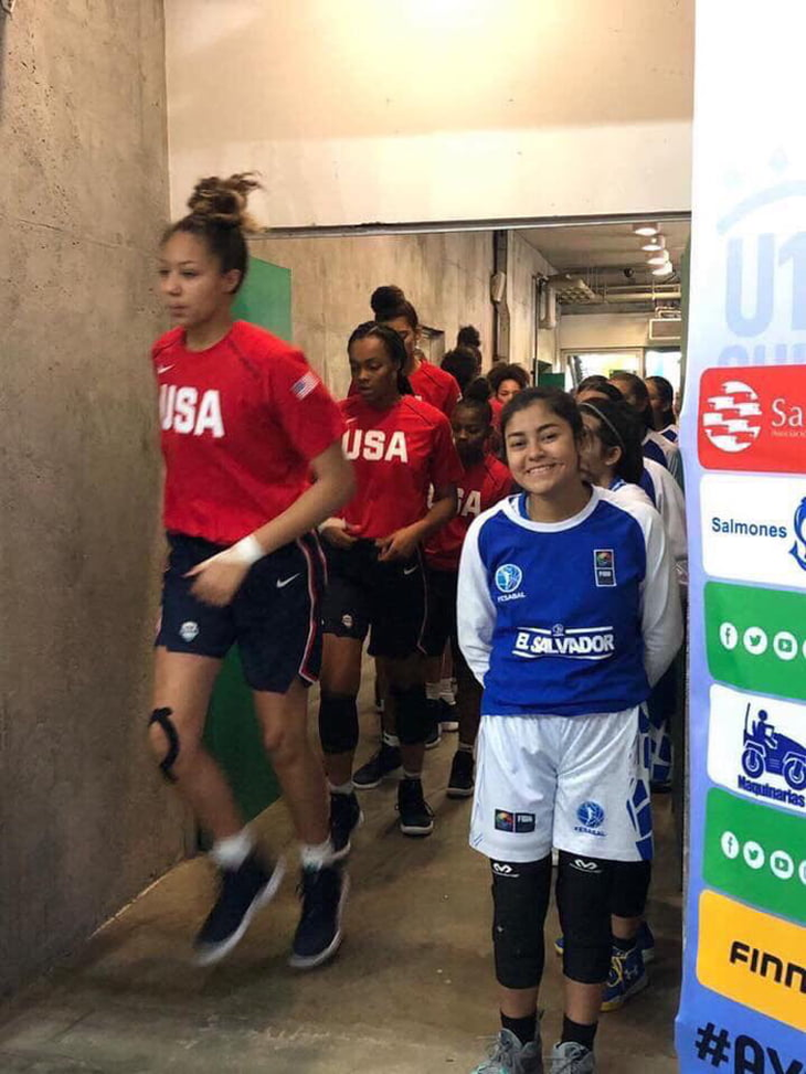 Ảnh vui 19-9: Khoảnh khắc trước giờ thi đấu bóng rổ giữa U16 Mỹ và U16 El Salvador - Ảnh 1.
