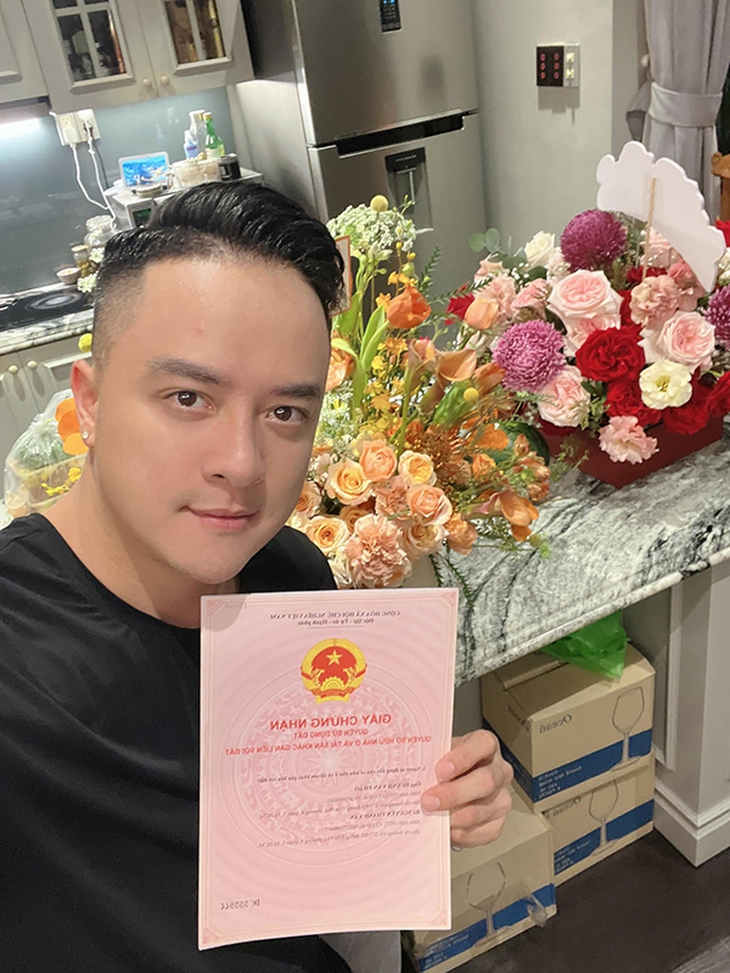 Ảnh vui sao Việt 20-9: Mỹ Tâm thư giãn khi làm vườn - Ảnh 2.