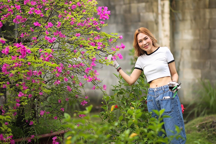 Ảnh vui sao Việt 20-9: Mỹ Tâm thư giãn khi làm vườn - Ảnh 1.