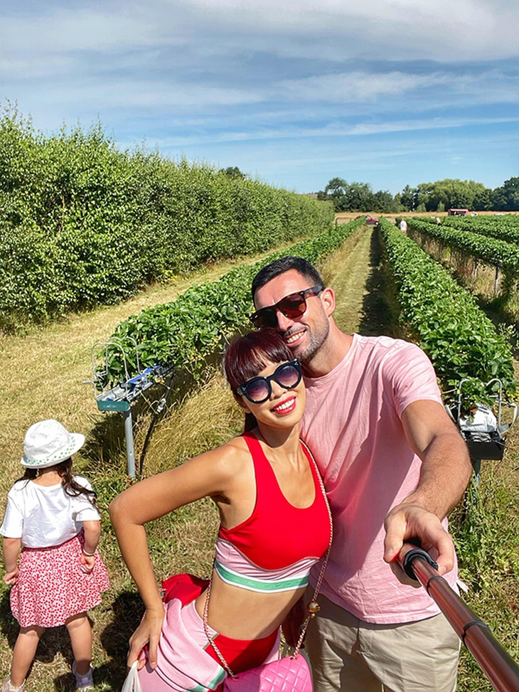 Ảnh vui sao Việt 21-9: Đàm Vĩnh Hưng trổ tài cắt tóc vì nhớ nghề - Ảnh 3.