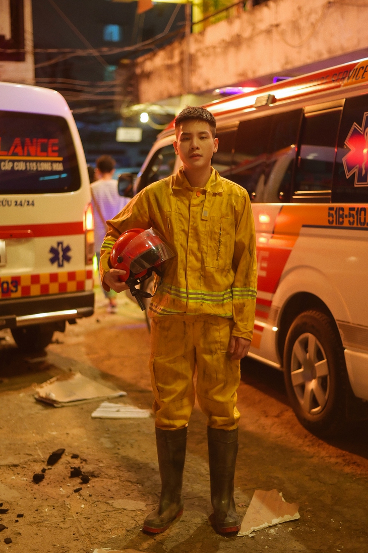 Quân A.P thành lính cứu hỏa, netizen thốt lên phải chi anh lính cứu hỏa nào cũng điển trai thế này! - Ảnh 5.
