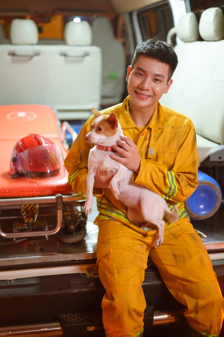 Quân A.P thành lính cứu hỏa, netizen thốt lên phải chi anh lính cứu hỏa nào cũng điển trai thế này! - Ảnh 1.