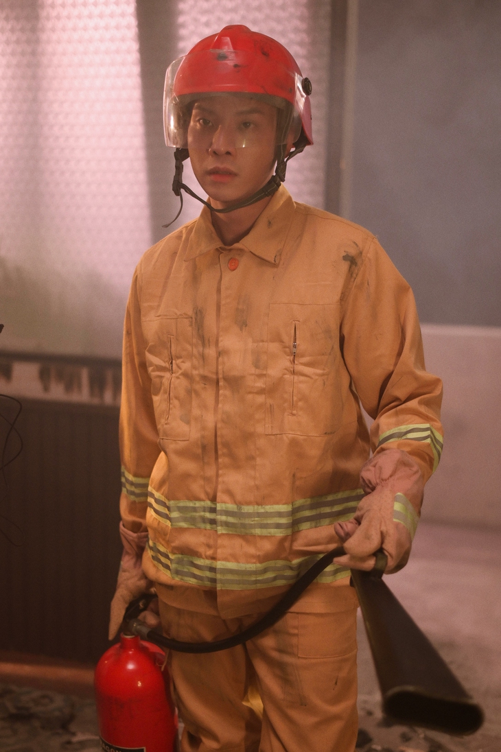 Quân A.P thành lính cứu hỏa, netizen thốt lên phải chi anh lính cứu hỏa nào cũng điển trai thế này! - Ảnh 6.