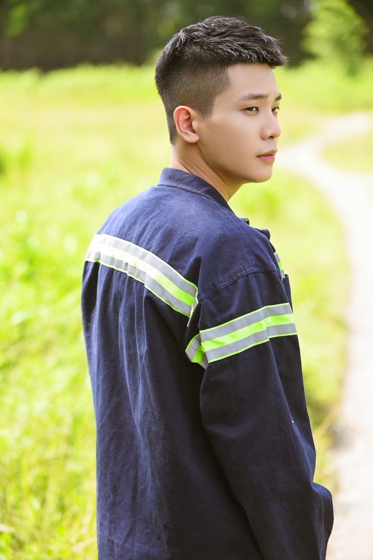 Quân A.P thành lính cứu hỏa, netizen thốt lên phải chi anh lính cứu hỏa nào cũng điển trai thế này! - Ảnh 2.