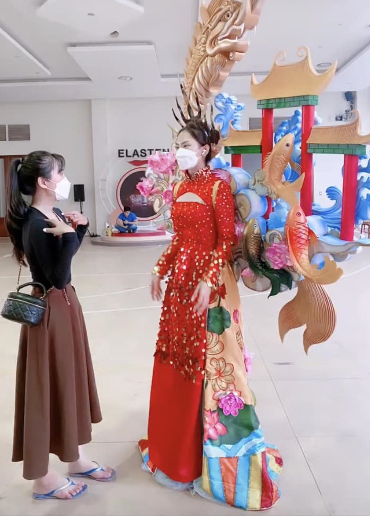 Trang phục dân tộc của Mai Phương: phiên bản đời thực sến sẩm phát... khóc thét - Ảnh 1.