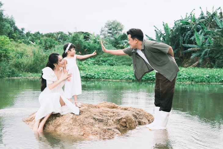 Nhã Phương - Trường Giang khoe ảnh ngọt ngào, kỷ niệm 4 năm ngày cưới - Ảnh 3.