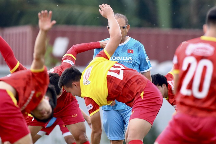 HLV Park Hang Seo ăn vạ Nhâm Mạnh Dũng - Ảnh 1.