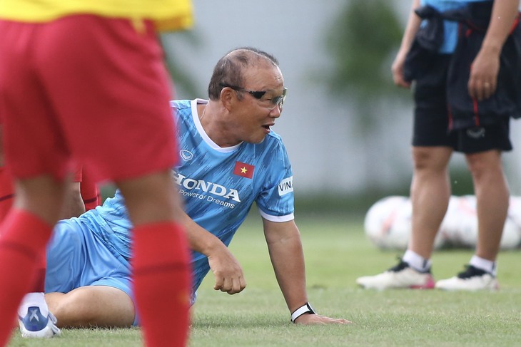 HLV Park Hang Seo ăn vạ Nhâm Mạnh Dũng - Ảnh 3.