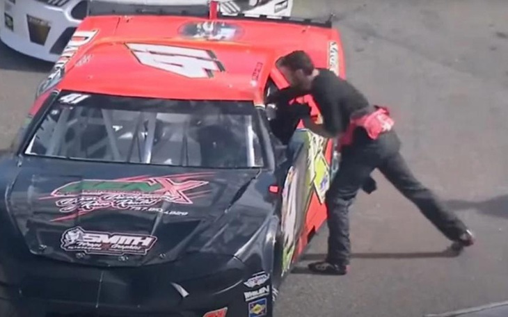 Khán giả la ó, đòi lại tiền vì trận đấu của Mike Tyson quá chán - Ảnh 5.