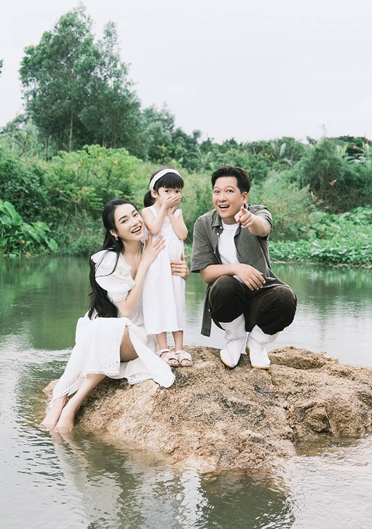 Ảnh vui sao Việt 26-9: Vợ chồng Trường Giang quấn quýt bên con gái - Ảnh 1.