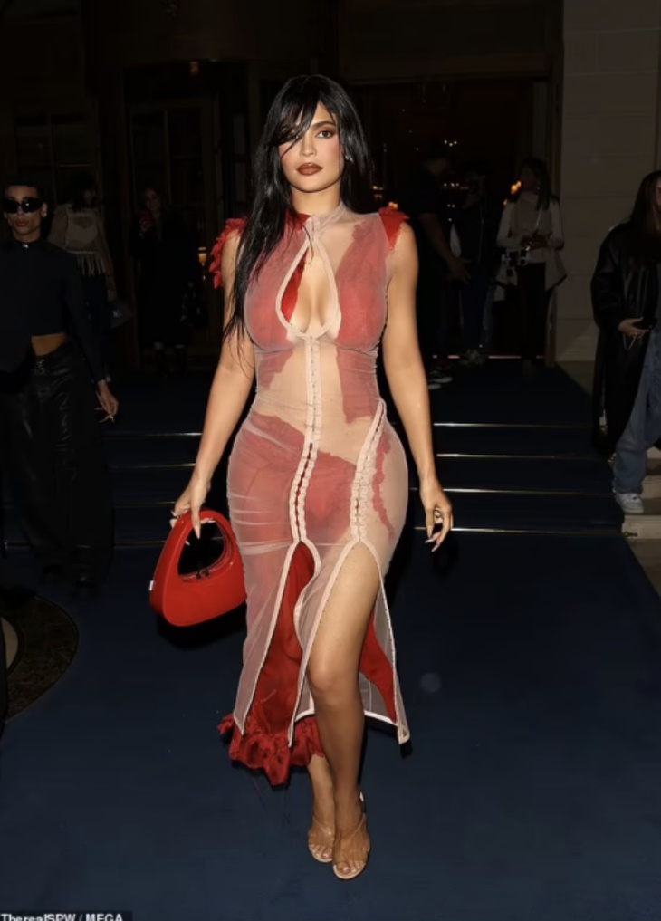 Kylie Jenner gây sốt với chiếc váy rách rưới như cái bang - Ảnh 1.