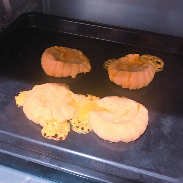 Muôn hình vạn trạng bánh trung thu sứt đầu mẻ trán đua nhau ra lò - Ảnh 7.