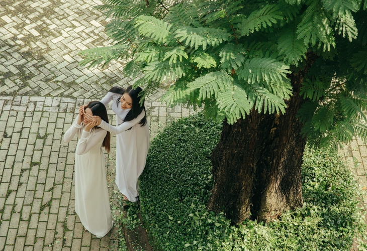 Khánh Vân, Phương Anh, Phương Nhi trở lại trường xưa gây xao xuyến - Ảnh 1.