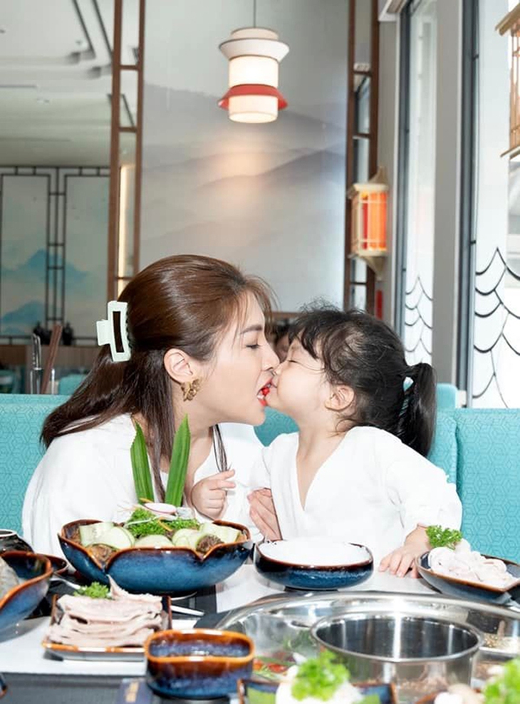 Ảnh vui sao Việt 5-9: Hai ‘nàng thơ’ nhà MC Quyền Linh đẹp rạng rỡ - Ảnh 6.