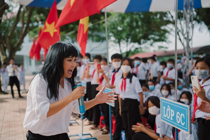 Cưng gì đâu, Phương Thanh vượt hàng trăm km dự lễ khai giảng trường làng - Ảnh 1.