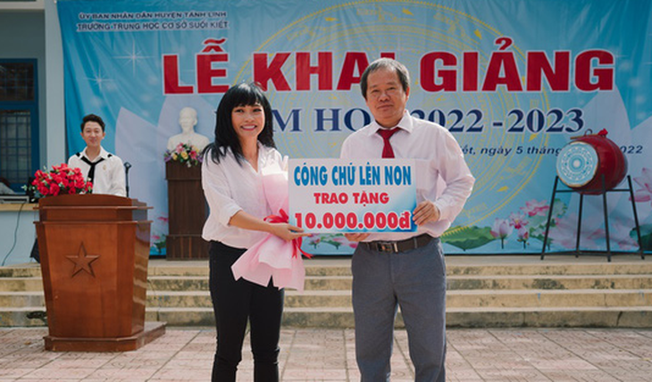 Cưng gì đâu, Phương Thanh vượt hàng trăm km dự lễ khai giảng trường làng - Ảnh 2.