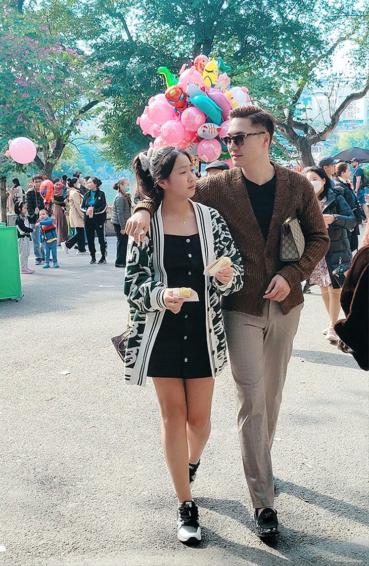 Ảnh vui sao Việt 13-1: Mạnh Trường và con gái như hai anh em - Ảnh 1.