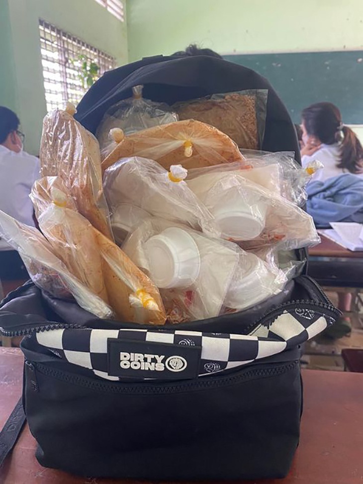 Ảnh vui 14-1: Xôi cá chép cúng ông Táo về trời khác ảnh quảng cáo - Ảnh 2.