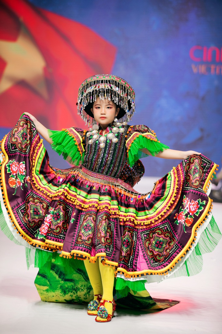 Mẫu nhí diện trang phục dân tộc các nước cưng xỉu - Ảnh 11.