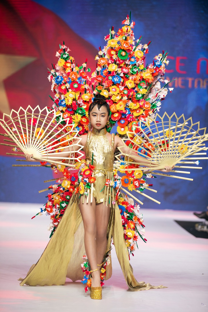 Mẫu nhí diện trang phục dân tộc các nước cưng xỉu - Ảnh 9.