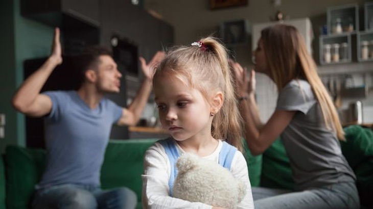 Chồng đòi tiền trông con vì vợ đi coi phim với... anh hàng xóm - Ảnh 2.