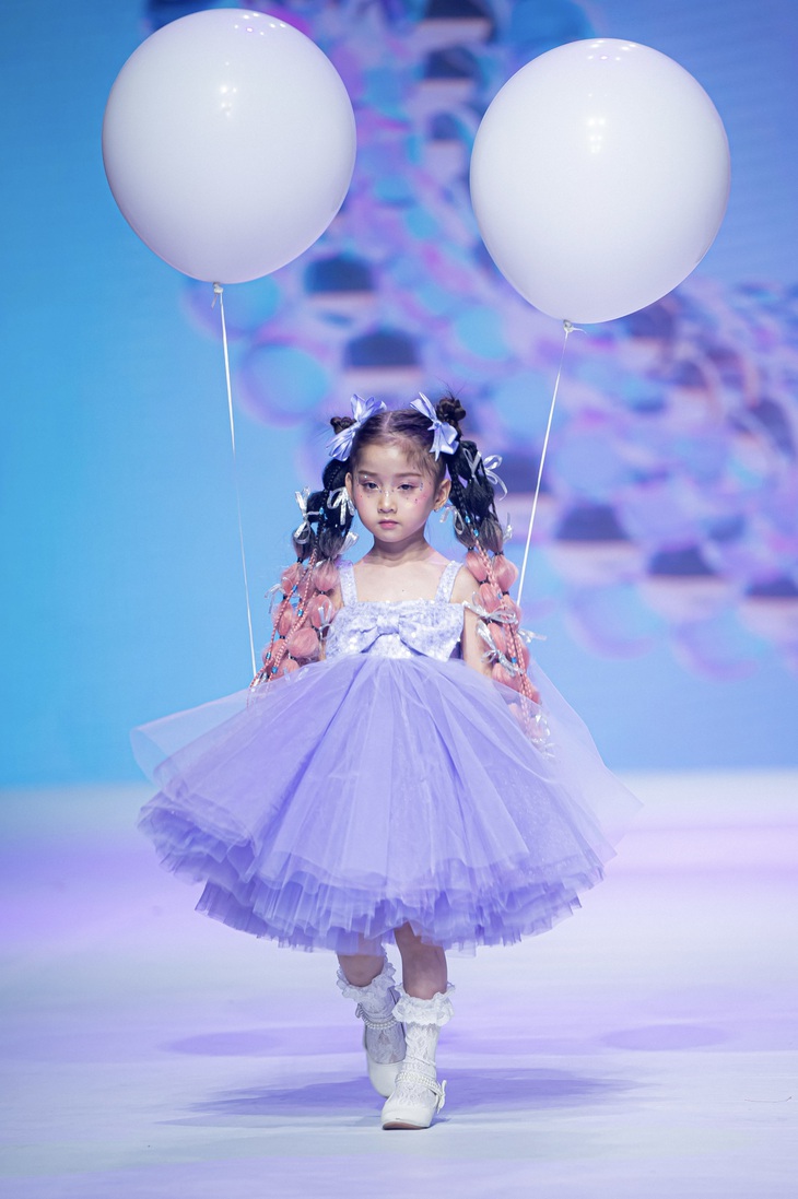 Thanh Hằng mãi tuổi 18, nhí nhảnh diện váy cô dâu - Ảnh 5.