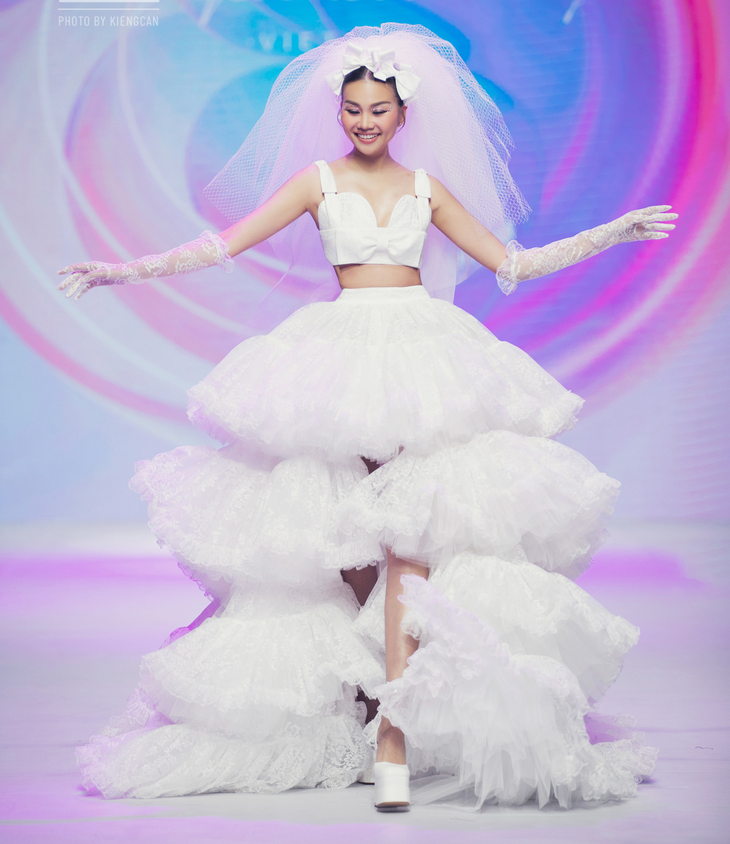 Thanh Hằng mãi tuổi 18, nhí nhảnh diện váy cô dâu - Ảnh 1.