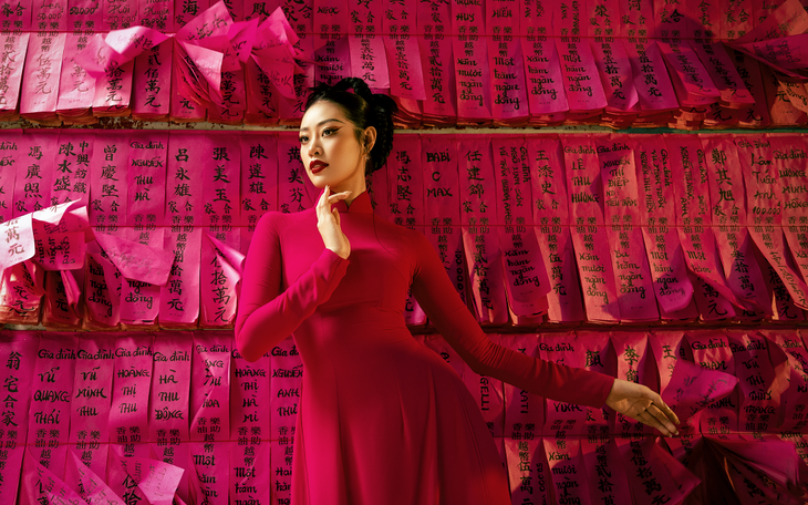 Hoa hậu Khánh Vân chúc Tết khán giả bằng bộ ảnh áo dài đỏ thắm