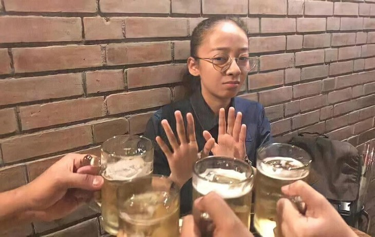 Ảnh vui 2-1: Fan mang giấy chứng nhận kết hôn xin chữ ký MONO - Ảnh 3.