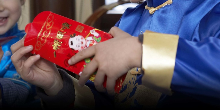 Ông bố bị hai con sinh đôi kiện đòi tiền lì xì - Ảnh 1.