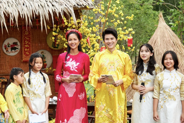 HHen Niê, MC Vũ Mạnh Cường từng nhận lì xì một cách kỳ lạ ngày Tết - Ảnh 3.