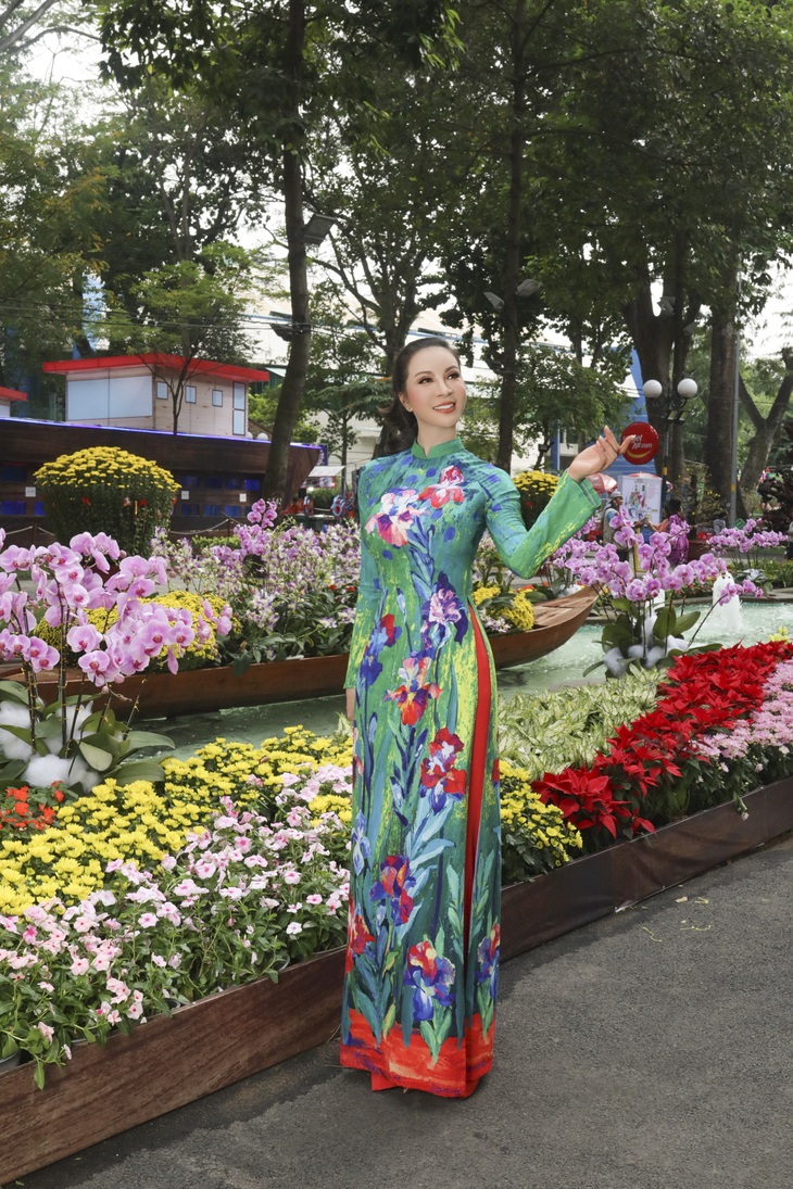 Nữ hoàng ảnh lịch Thanh Mai xúng xính áo dài đón Tết - Ảnh 11.