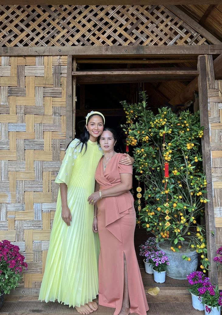 Mùng 1 Tết của Sơn Tùng MT-P, Diệu Nhi, Thùy Tiên... - Ảnh 7.