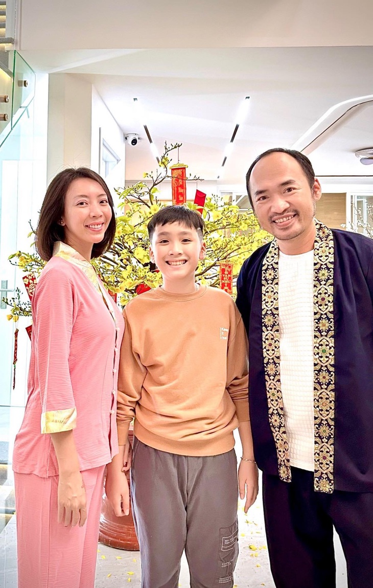 Mùng 1 Tết của Sơn Tùng MT-P, Diệu Nhi, Thùy Tiên... - Ảnh 4.