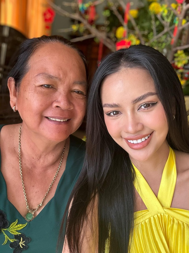 Mùng 1 Tết của Sơn Tùng MT-P, Diệu Nhi, Thùy Tiên... - Ảnh 8.