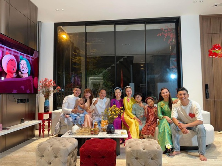 Mùng 1 Tết của Sơn Tùng MT-P, Diệu Nhi, Thùy Tiên... - Ảnh 13.