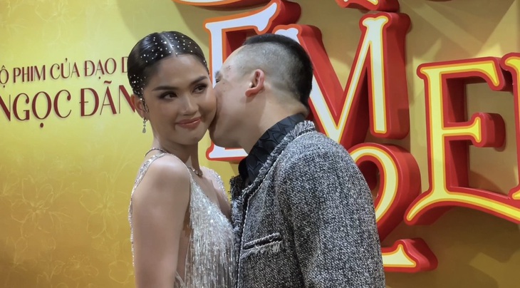 Ngọc Trinh ‘phản ứng’ trước nụ hôn của ‘ông bầu’ Vũ Khắc Tiệp - Ảnh 2.